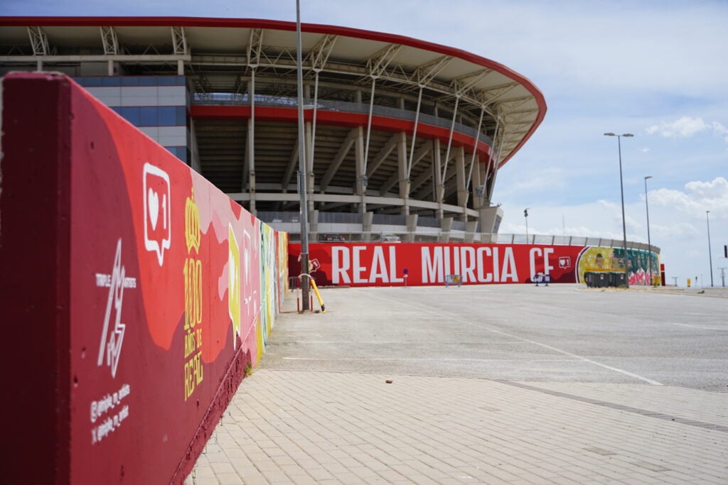 Las chicas de Triple M Artist finalizan el nuevo mural del Real Murcia