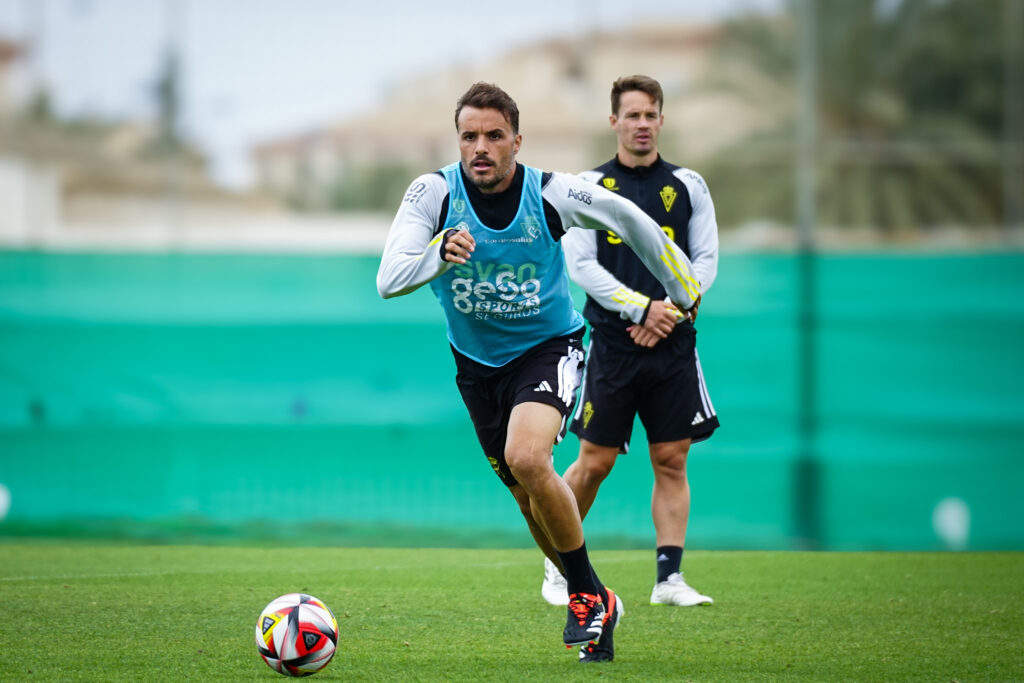 La primera plantilla ultima su preparación en Pinatar Arena para el partido en Málaga