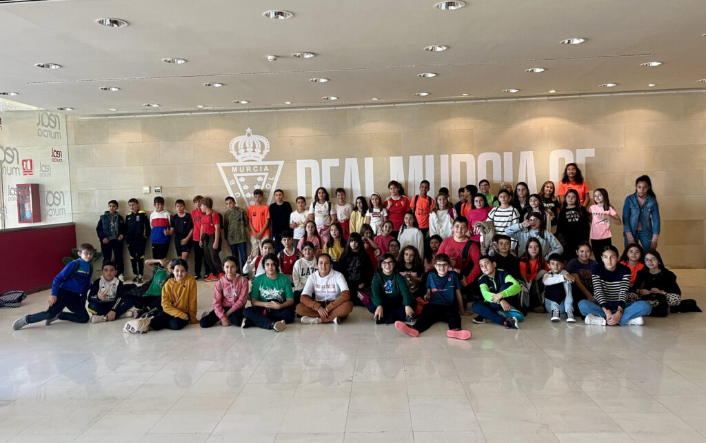 El colegio Pascual Martínez de Pliego visita el estadio Enrique Roca de Murcia