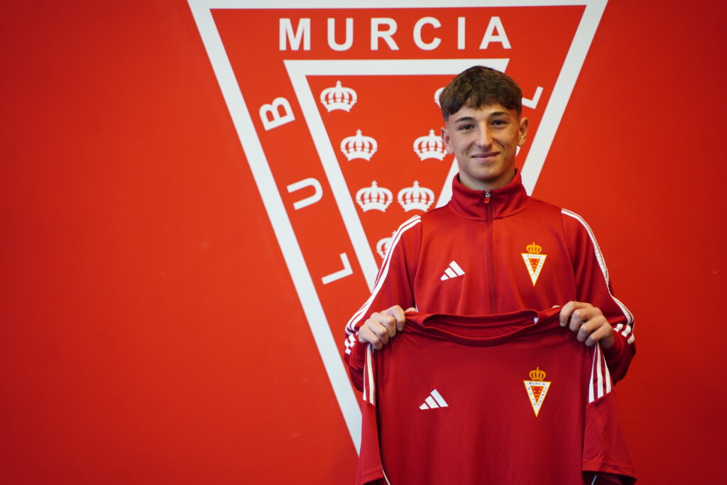 Víctor Rodríguez Serrano firma su primer contrato profesional en el Real Murcia