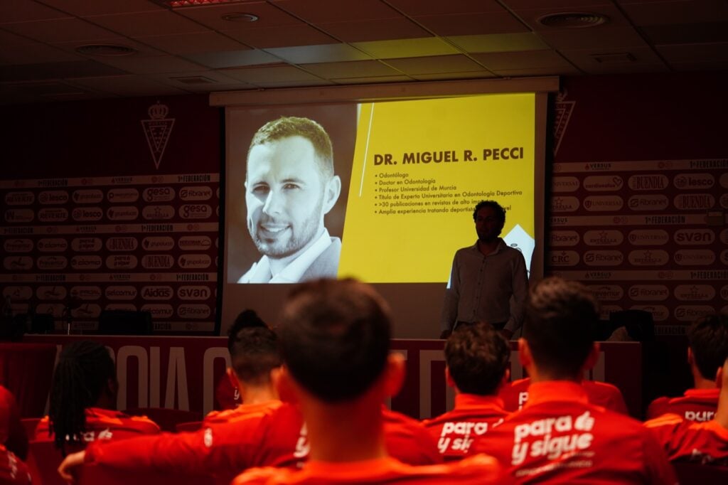 Nuestro colaborador Clinica San Antón imparte una charla a la primera plantilla sobre la salud bucal en el deporte de élite