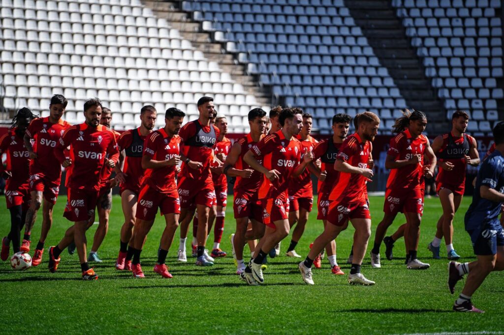 El equipo prepara el partido ante el Villarreal B en el estadio Enrique Roca de Murcia