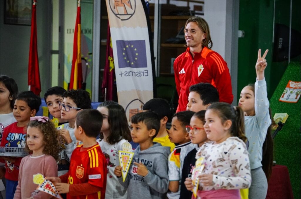 Pedro Benito visita el Colegio Juan Ramón Jiménez de Cieza en Real Murcia Al Cole