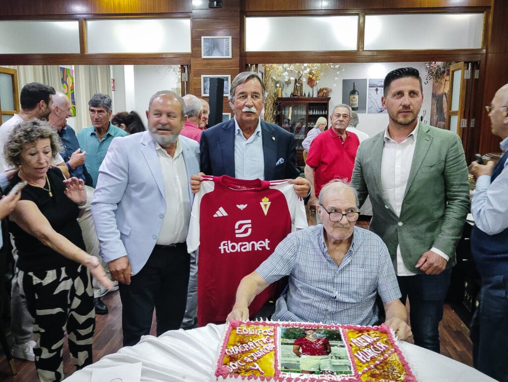 El Real Murcia rinde homenaje a Abel Pérez, exjugador grana en los años 70
