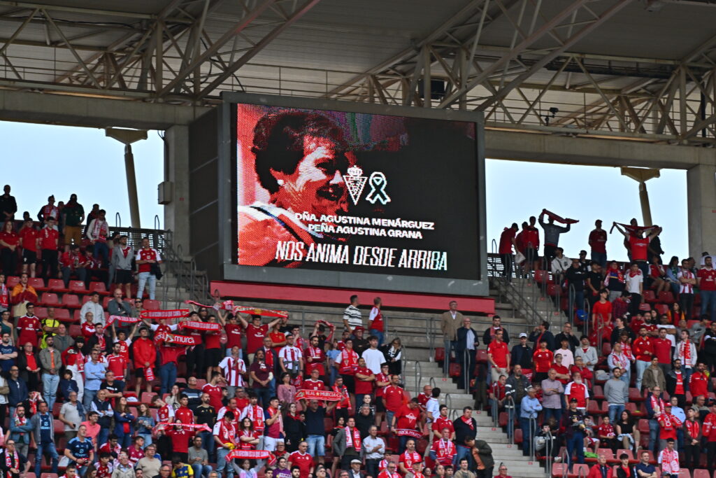 Minuto de silencio en memoria de Agustina Menárguez en la previa del Real Murcia – At. Sanluqueño