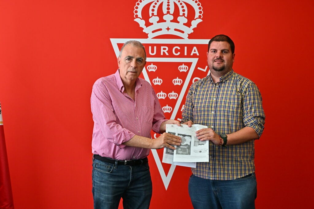 El Real Murcia premia la fidelidad de Alberto Lozano con 2 entradas para el partido ante el Nàstic tras estar presente en los 41 partidos oficiales de este curso