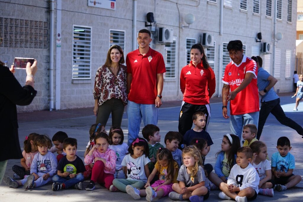 Kike Cadete y Rosa Moya visitan el CEIP La Arboleda en Real Murcia Al Cole