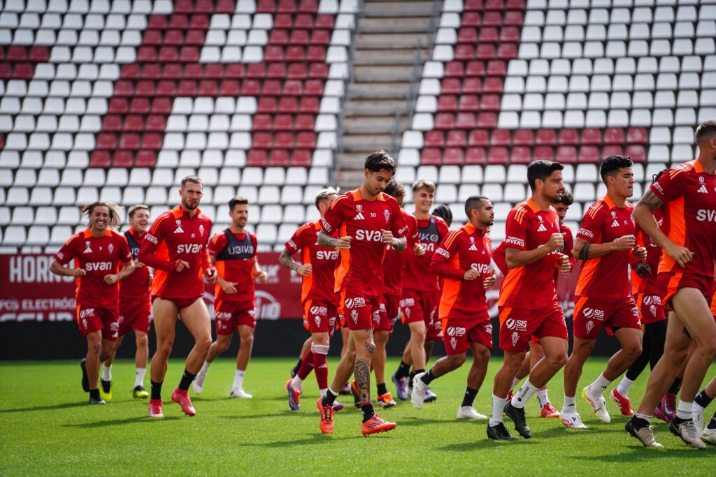 El equipo prepara en el estadio el duelo ante el Antequera