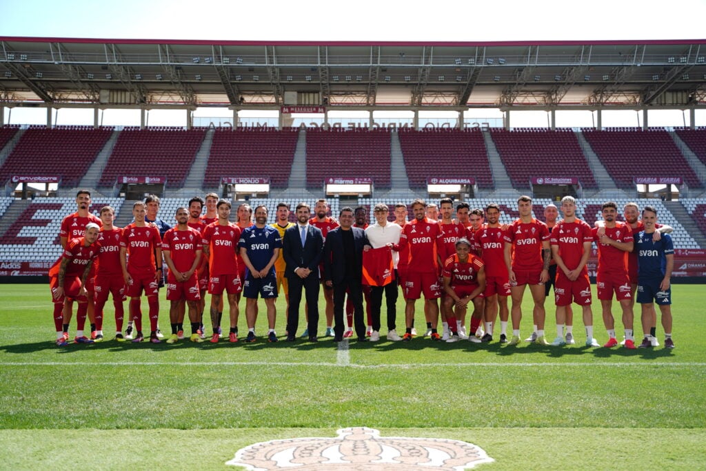 IPROAL acompañando al Real Murcia en cada entrenamiento como patrocinador