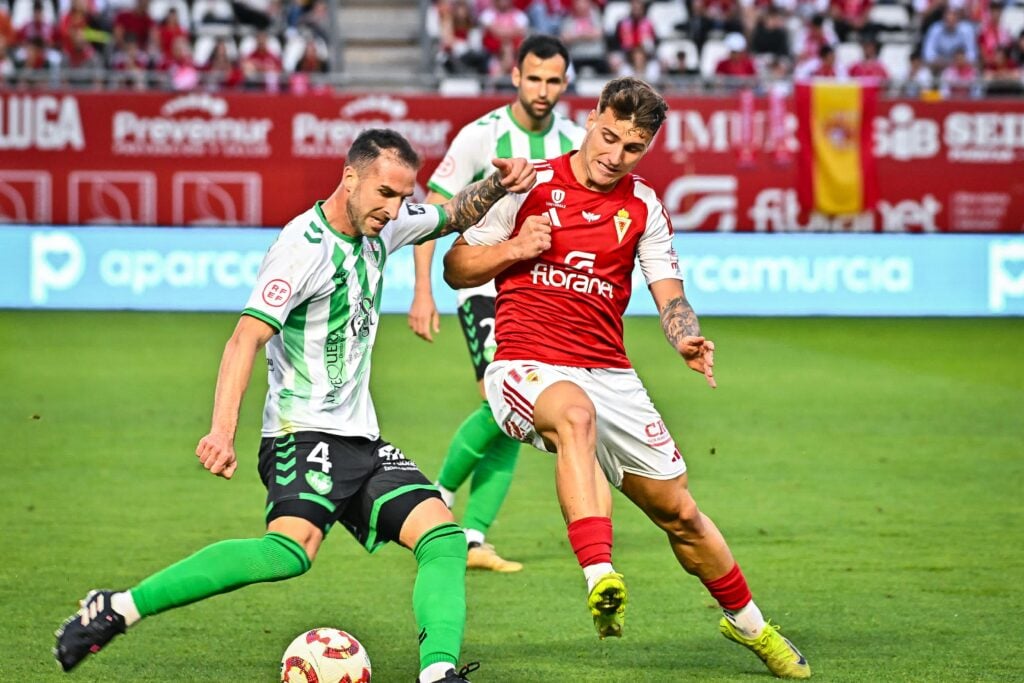 El Real Murcia lo intenta hasta el final, pero no consigue la victoria ante el Antequera (0-0)