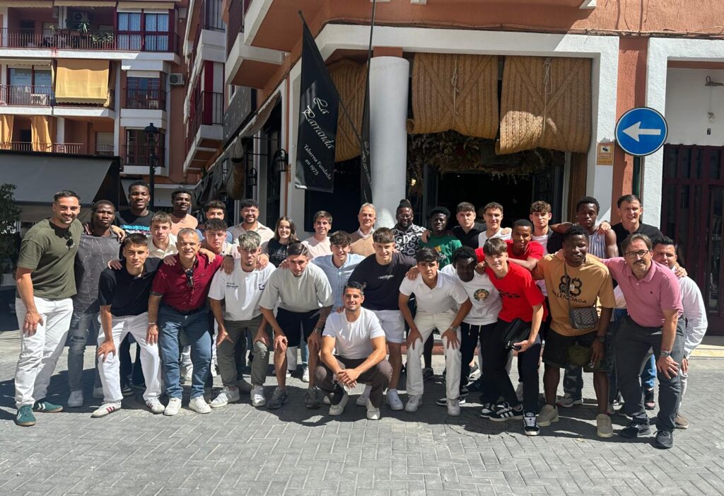 Felipe Moreno celebra con el Juvenil DH Promises la histórica permanencia en División de Honor