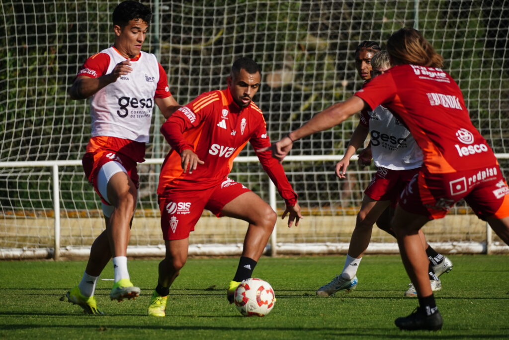 El Real Murcia completa en Rota la última sesión antes del encuentro frente al Atlético Sanluqueño