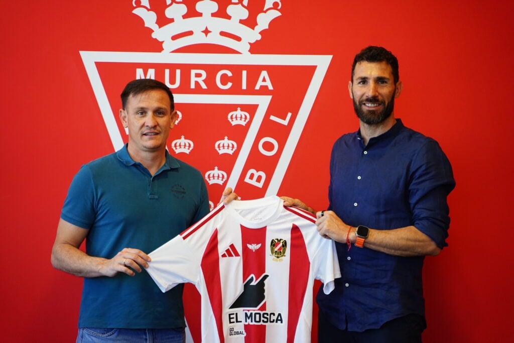 Carlos Cuéllar seguirá comandando el banquillo del Real Murcia Imperial una temporada más