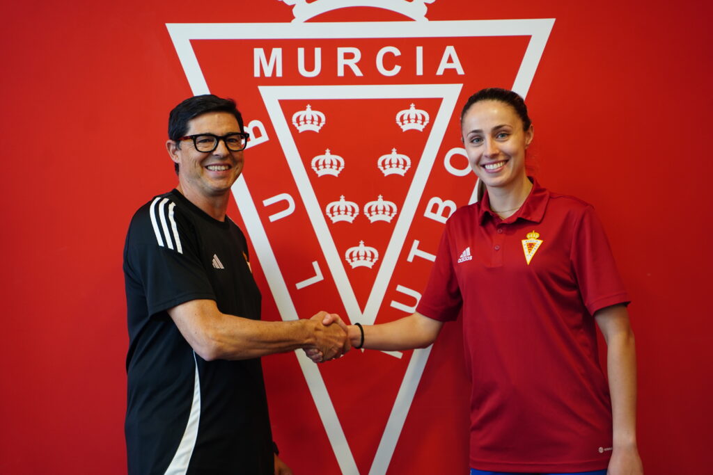Laura Mazón renueva con el Real Murcia Femenino y continuará una temporada más en el equipo de su vida