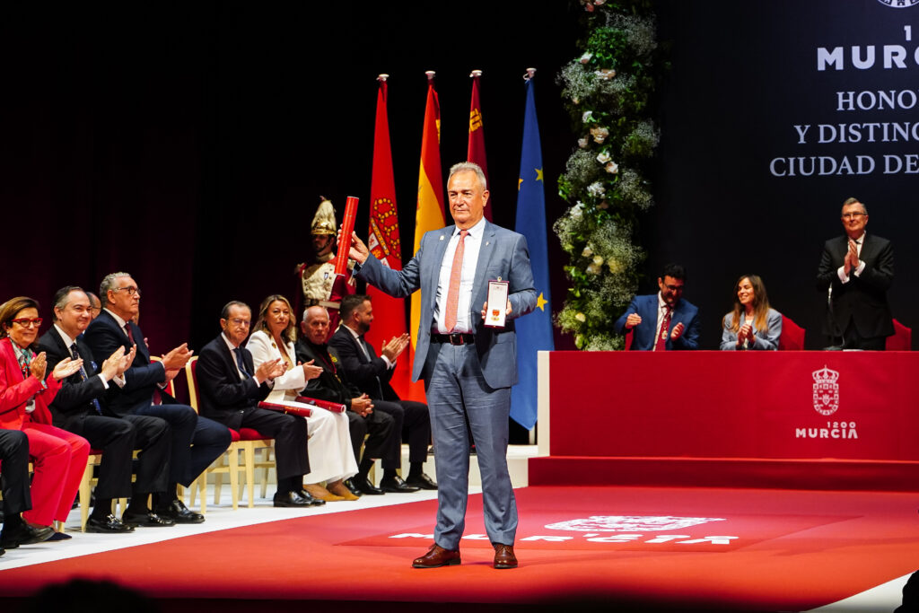 El Real Murcia Imperial recibe la Medalla de Oro en su año de centenario