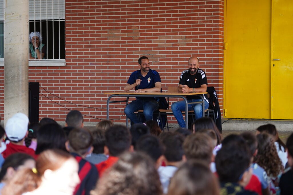 Fran Fernández y Juando Alhama visitan el CEIP Virgen de la Vega de Cobatillas en Real Murcia Al Cole