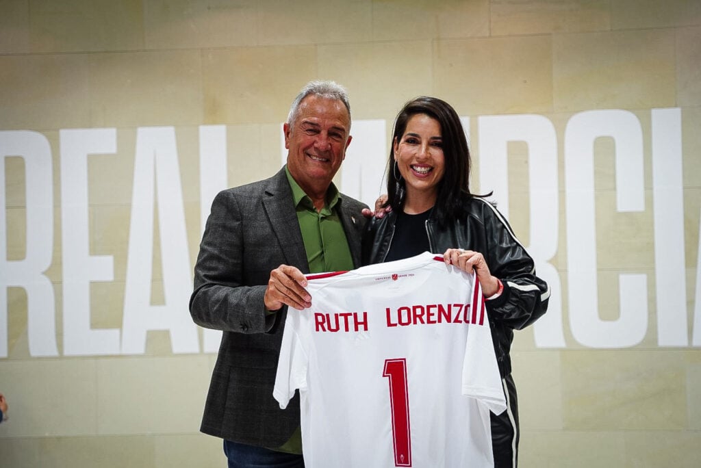 Ruth Lorenzo nos visita en el Real Murcia – Antequera y recibe una camiseta del centenario del Imperial