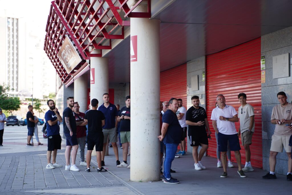 Murcianistas hacen cola toda la noche para conseguir las últimas entradas para el Nàstic – Real Murcia