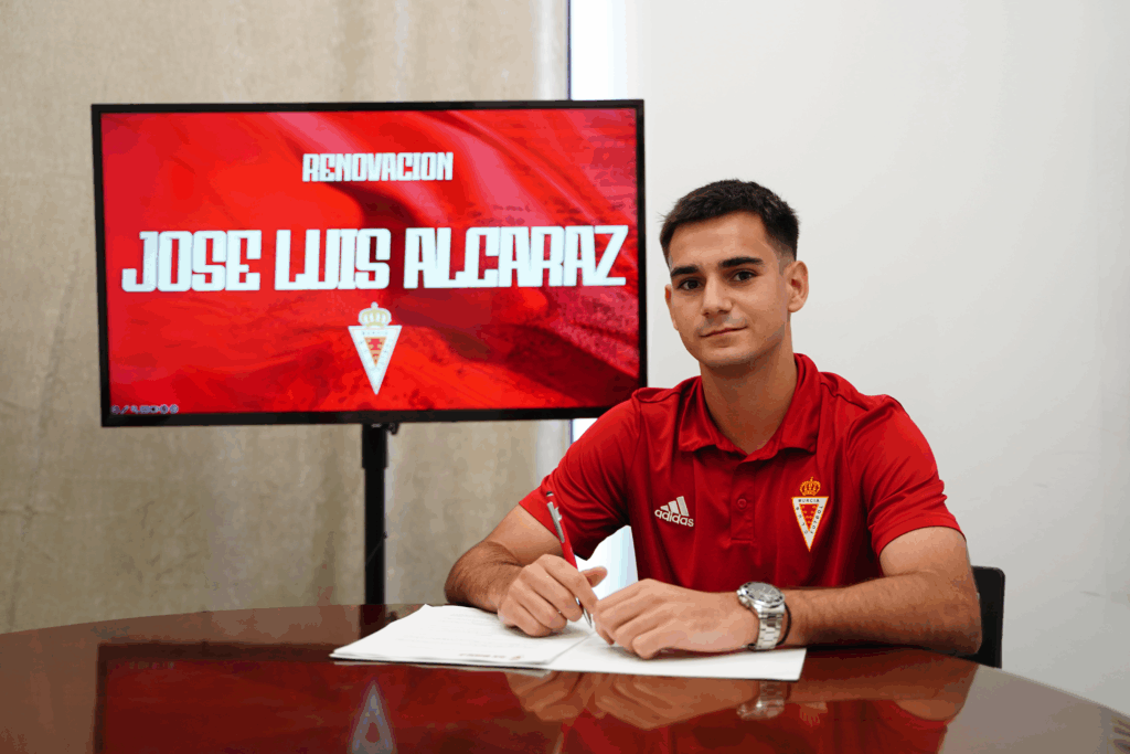 José Luis Alcaraz renueva, promociona al Imperial y se convierte en el jugador que más años lleva en las bases del club