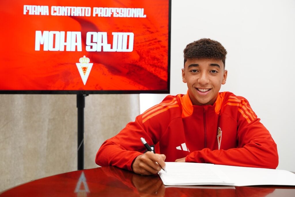 Moha Sajid firma su primer contrato profesional en el Real Murcia
