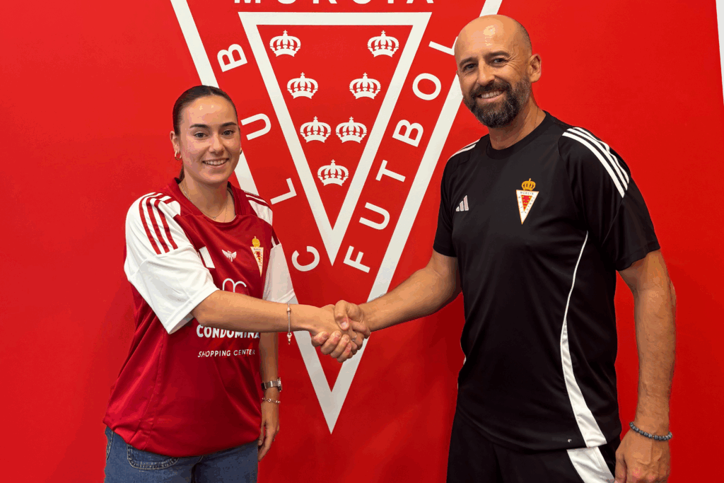Paulita renueva y seguirá corriendo la banda en el Real Murcia Femenino 2025/26