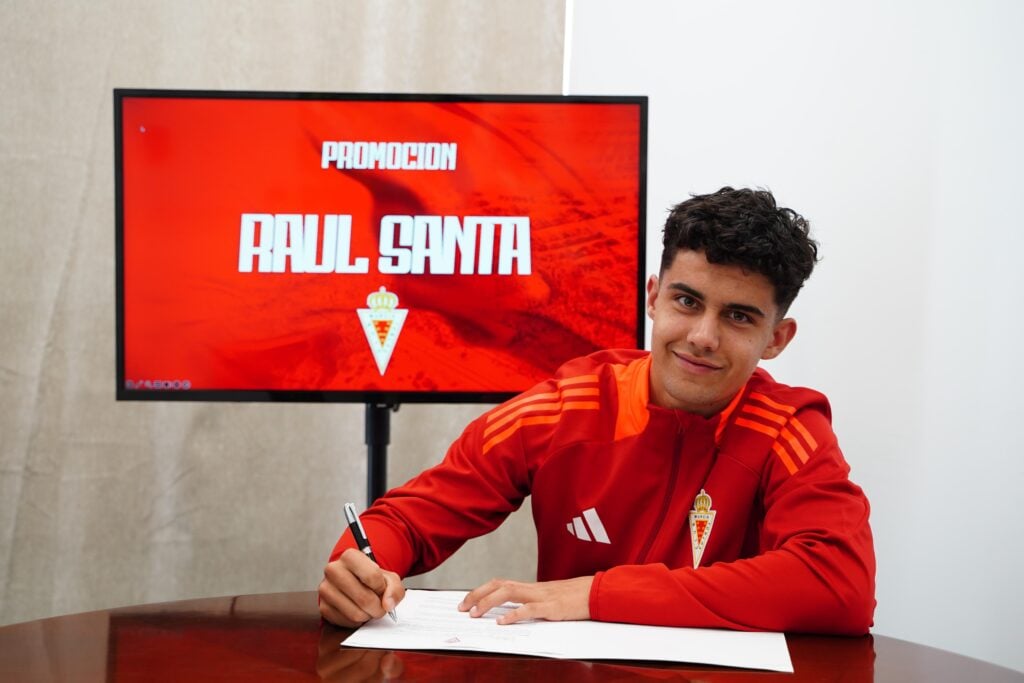 Raúl Santa firma su primer contrato profesional en el Real Murcia