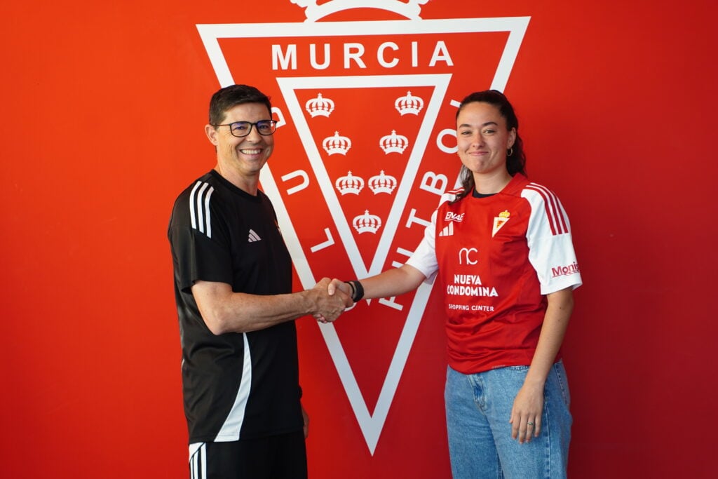 Vicky Hernández seguirá en la sala de máquinas del Real Murcia Femenino un año más