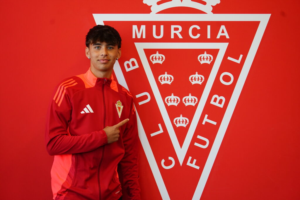 Agustín Gorla, salida de balón, contundencia y juego aérero para el mediocentro del Juvenil DH Real Murcia 