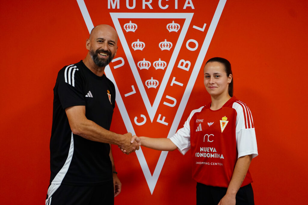 Desi, un rayo por la banda derecha, renueva un año más en el Real Murcia Femenino