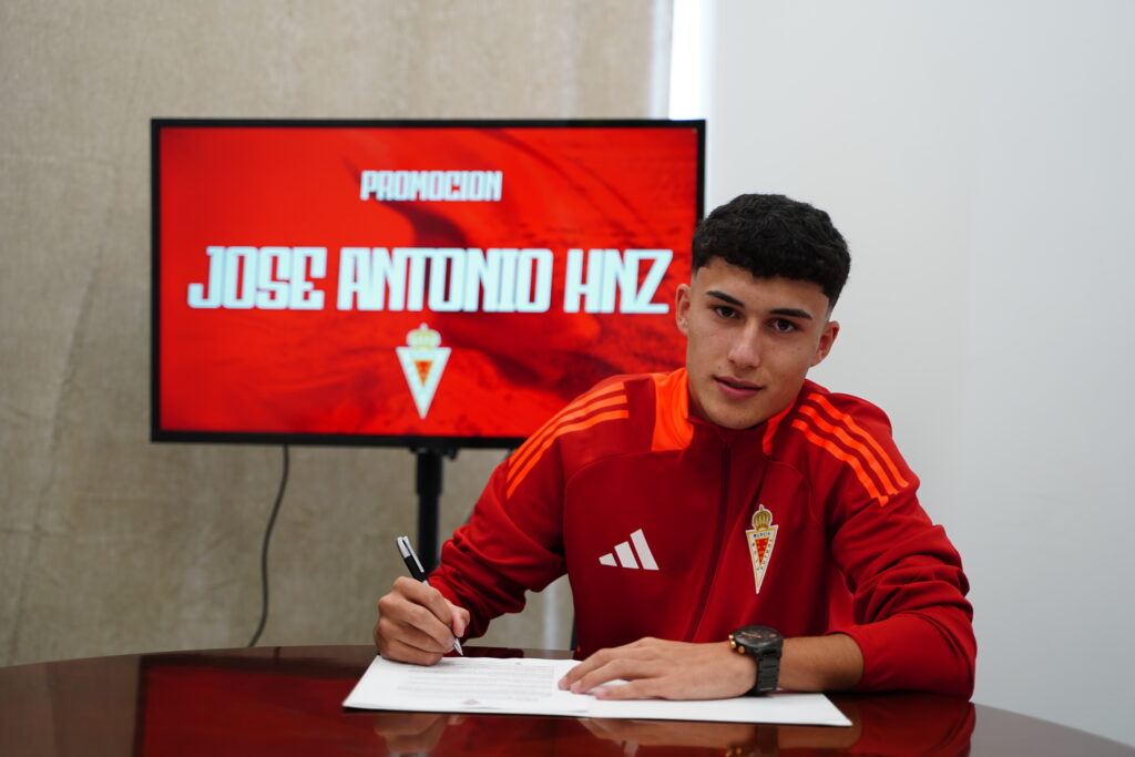 José Antonio Hernández promociona al Juvenil DH Real Murcia para reforzar el lateral derecho