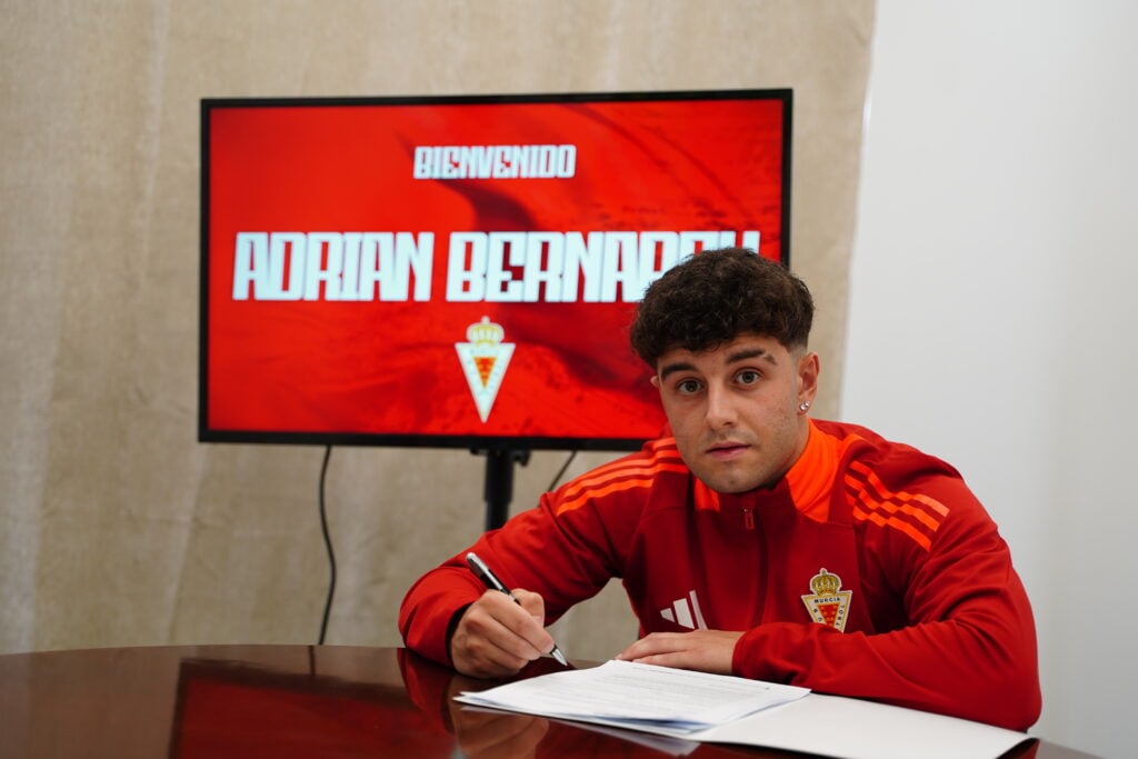 Adrián Bernabéu refuerza la posición de central en el Juvenil DH Real Murcia