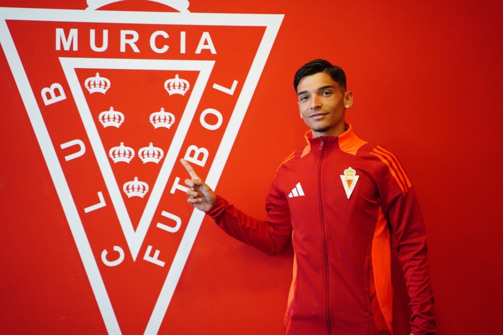 Asier Gómez, regate y un gran golpeo de balón para la banda del Juvenil DH Real Murcia