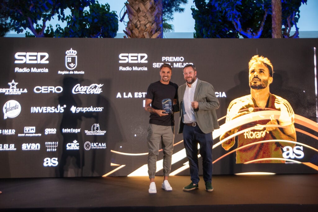 Pedro León, premiado en la gala “SER El Mejor 2025” de Radio Murcia