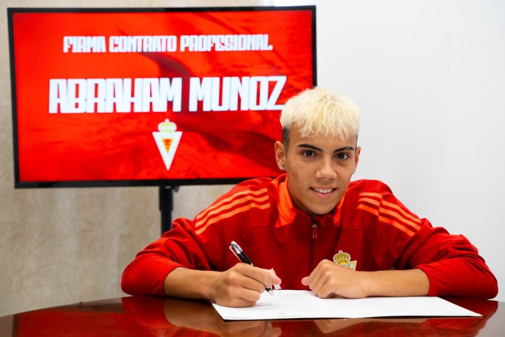 Abraham Muñoz firma su primer contrato profesional en el Real Murcia