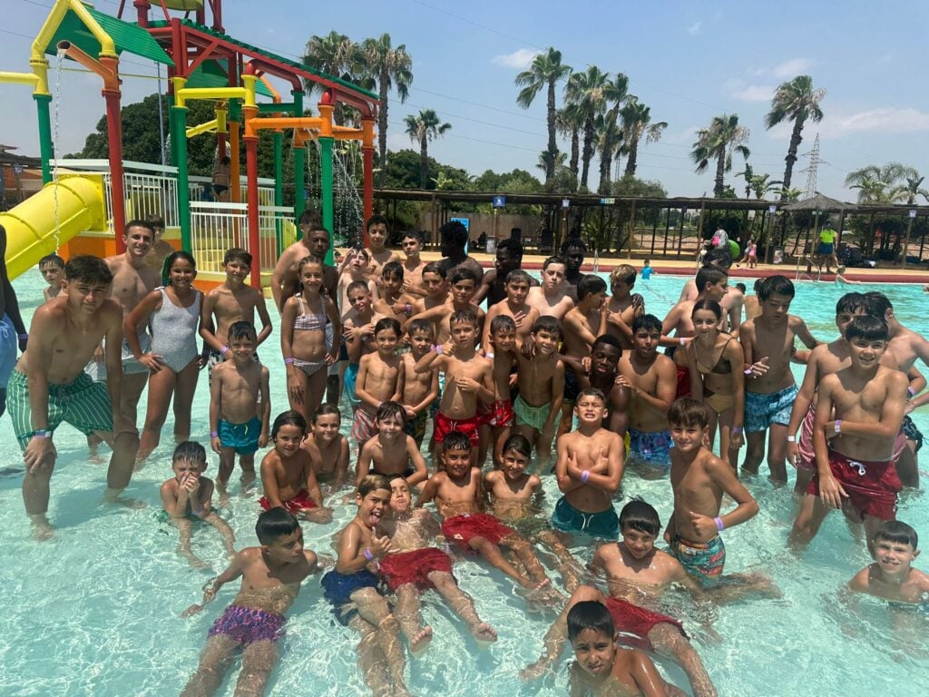 Los alumnos del Clinic de Verano del Real Murcia disfrutan de un día de piscina y diversión en Terra Natura
