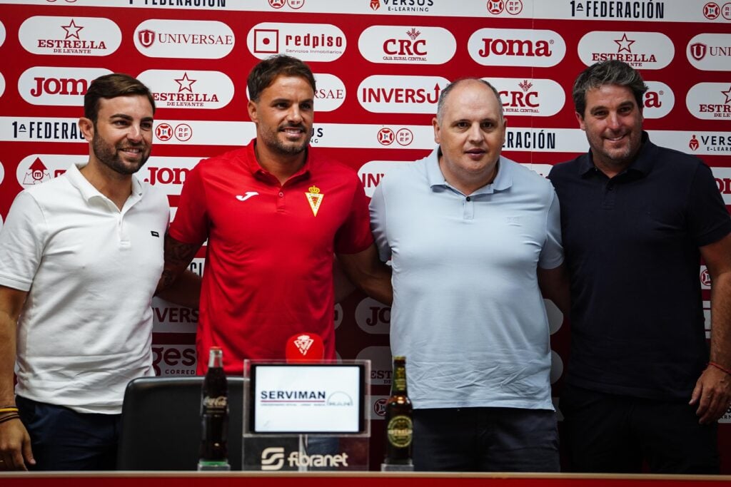 Pedro León: «Tenía claro que debía seguir intentando un año más el ascenso al fútbol profesional con el Real Murcia»