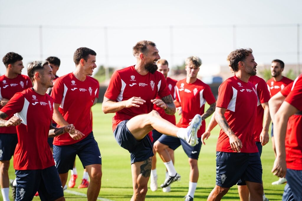 El Real Murcia arranca la pretemporada 2025/26 en Pinatar Arena bajo la dirección de Joseba Etxeberria