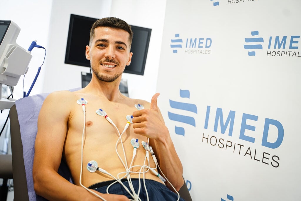 Agim Zeka supera el reconocimiento médico en el Hospital IMED Virgen de la Fuensanta