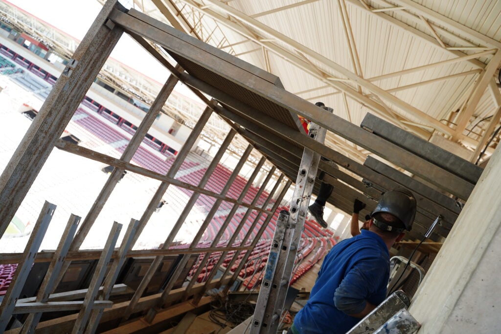 El Estadio Enrique Roca de Murcia inicia la instalación de sus nuevos videomarcadores