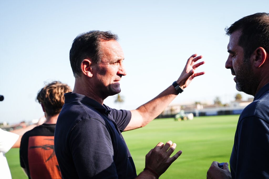 Joseba Etxeberria visita Pinatar Arena, sede de trabajo del equipo