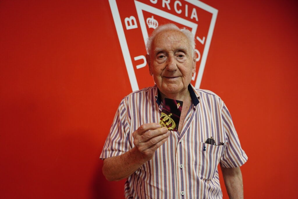 Luis Oñate Seiquer, abonado número 2, renueva una temporada más su compromiso con el Real Murcia