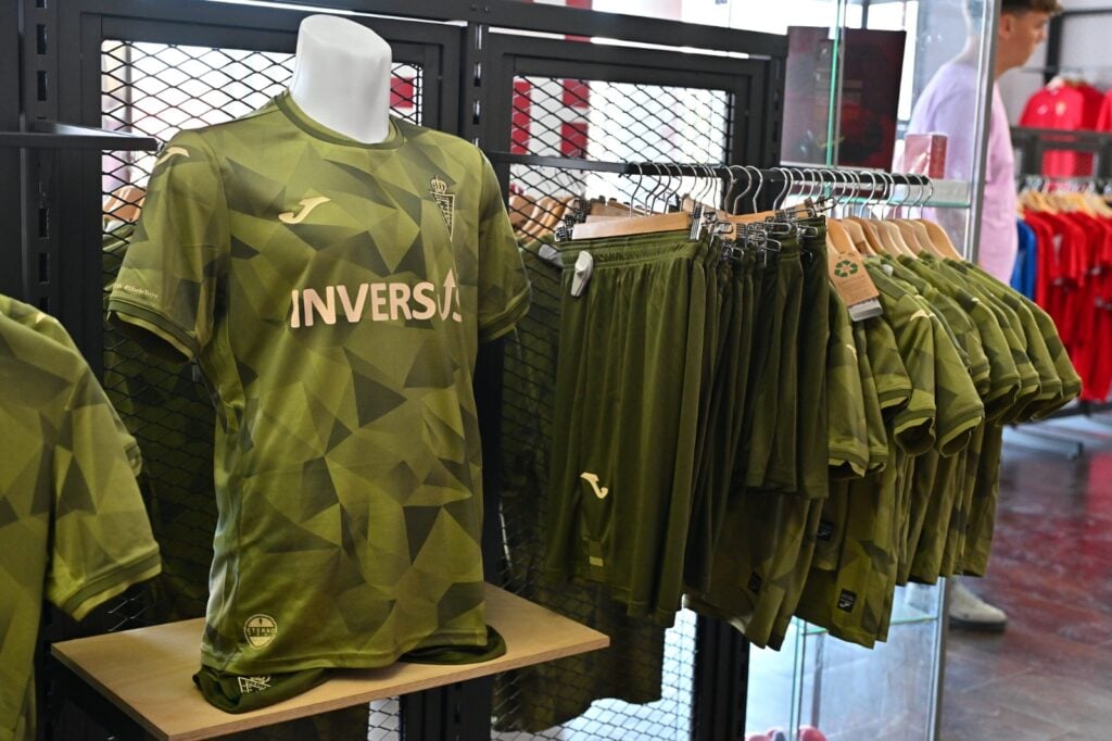 Ya disponible la tercera equipación del Real Murcia 2025/26