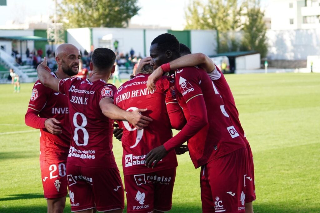 Un solvente Real Murcia se impone en el Maulí al Antequera para seguir escalando posiciones (0-2)
