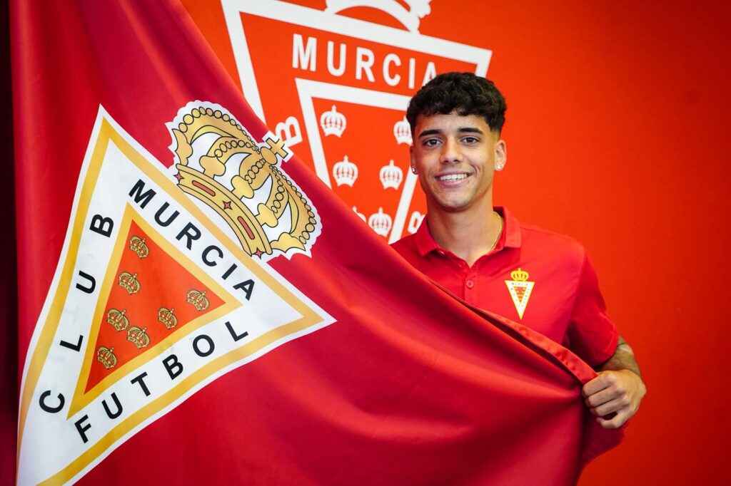 Manu Lara: «Estoy muy a gusto en el club y con la confianza de llegar lo más lejos posible»