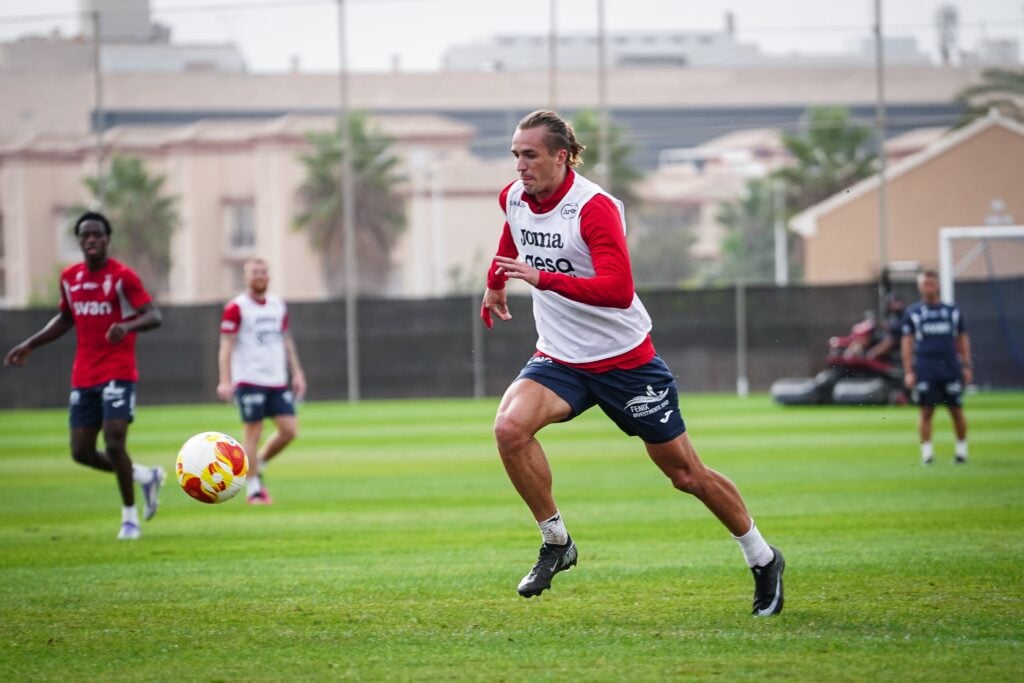 El Real Murcia continúa preparando en Pinatar Arena el importante duelo ante el Teruel