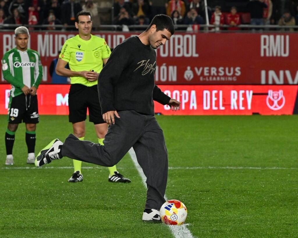 Carlos Alcaraz realiza el saque de honor en el Real Murcia – Betis por su gran trayectoria como homenaje de su tierra