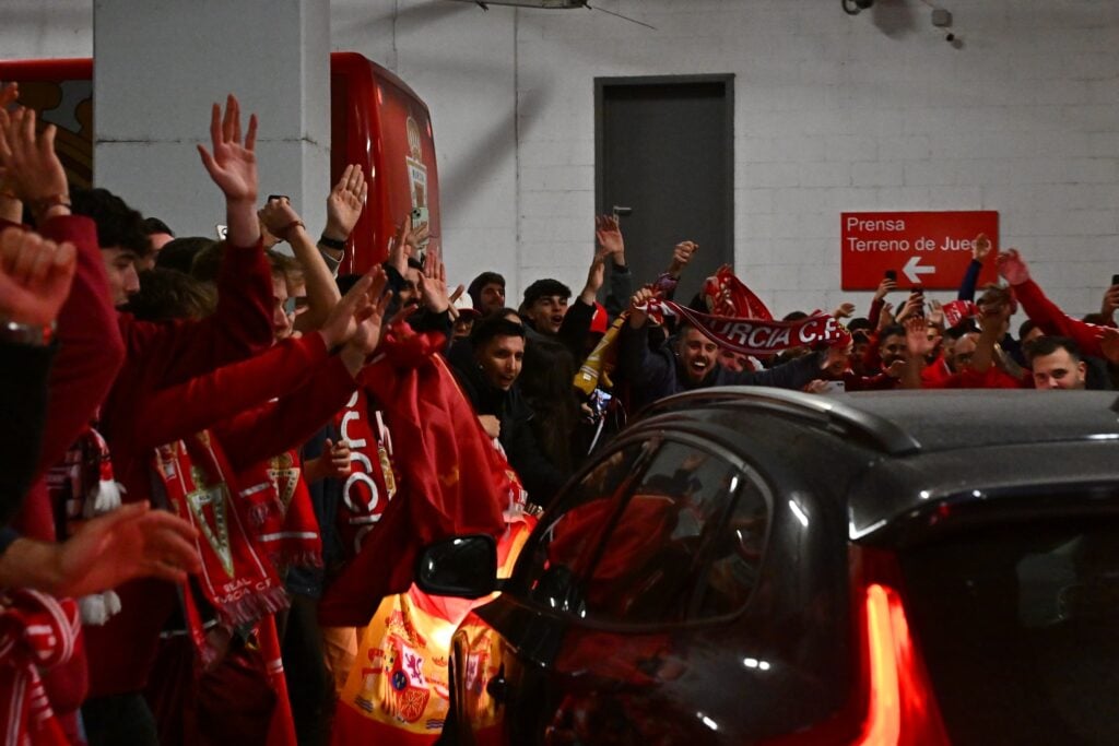 La afición del Real Murcia recibe al equipo en el Enrique Roca tras la victoria en el derbi