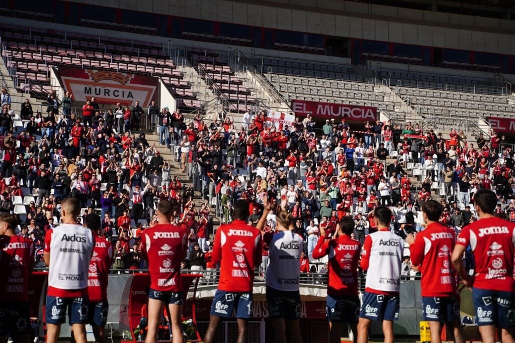 Más de 2.000 murcianistas dan el último aliento al equipo en el entrenamiento abierto previo al derbi