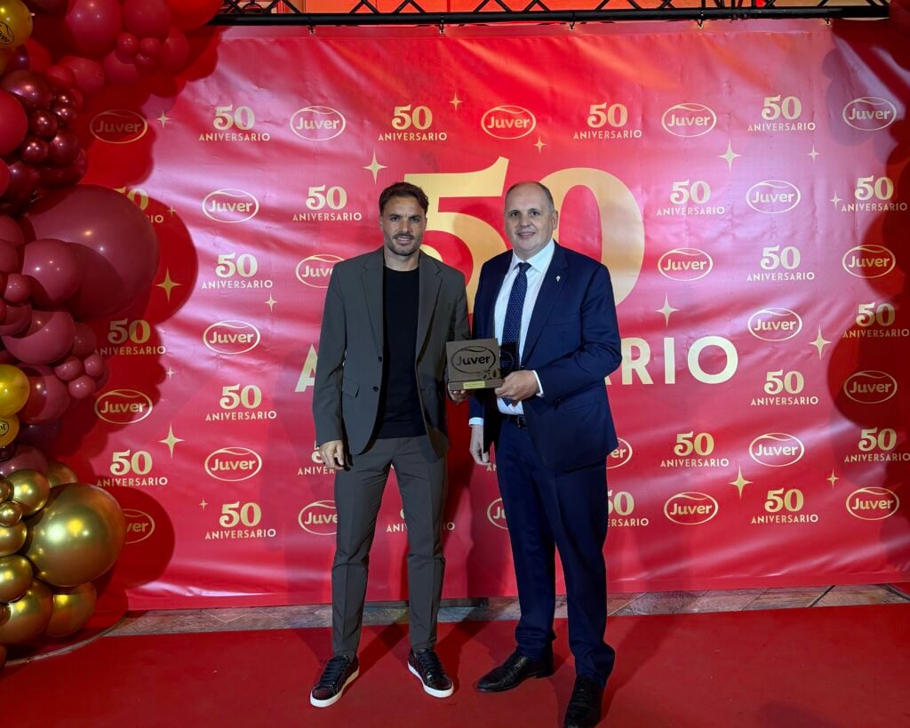 Pedro León recoge la Insignia al mérito Deportivo en nombre del Real Murcia en la gala del 50 aniversario de Juver