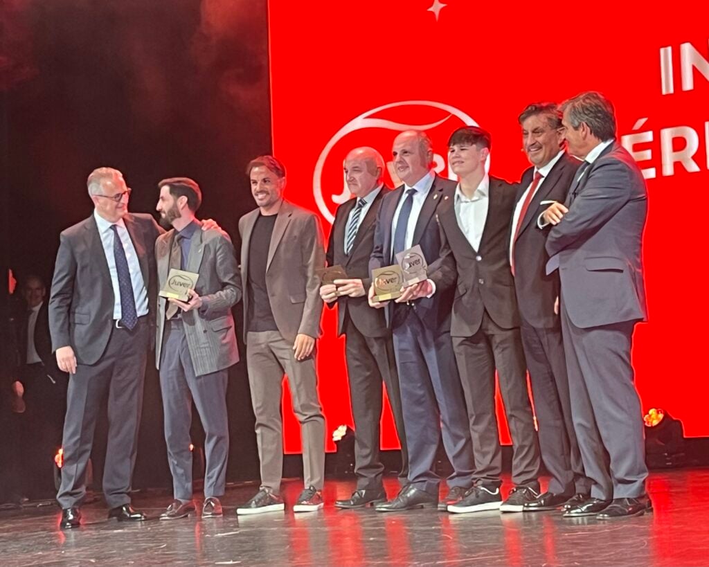 Pedro León recoge la Insignia al mérito Deportivo en nombre del Real Murcia en la gala del 50 aniversario de Juver